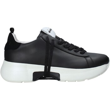 Cipők Férfi Rövid szárú edzőcipők Diadora 501176332 Fekete 