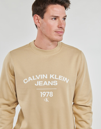 Calvin Klein Jeans VARSITY CURVE CREW NECK Bézs